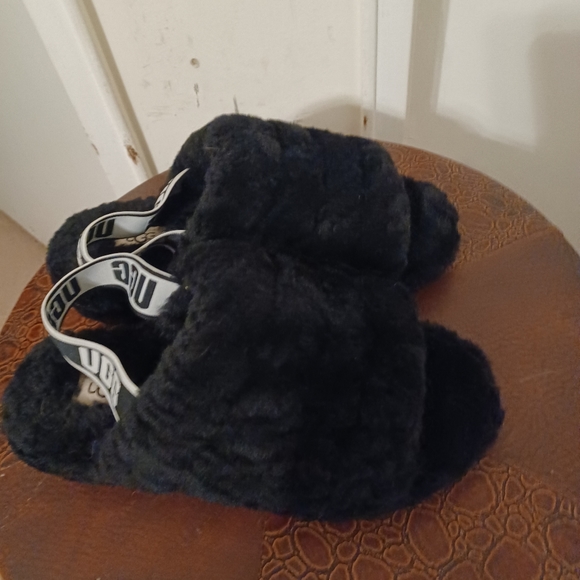 Ugg slippers - Picture 1 of 6